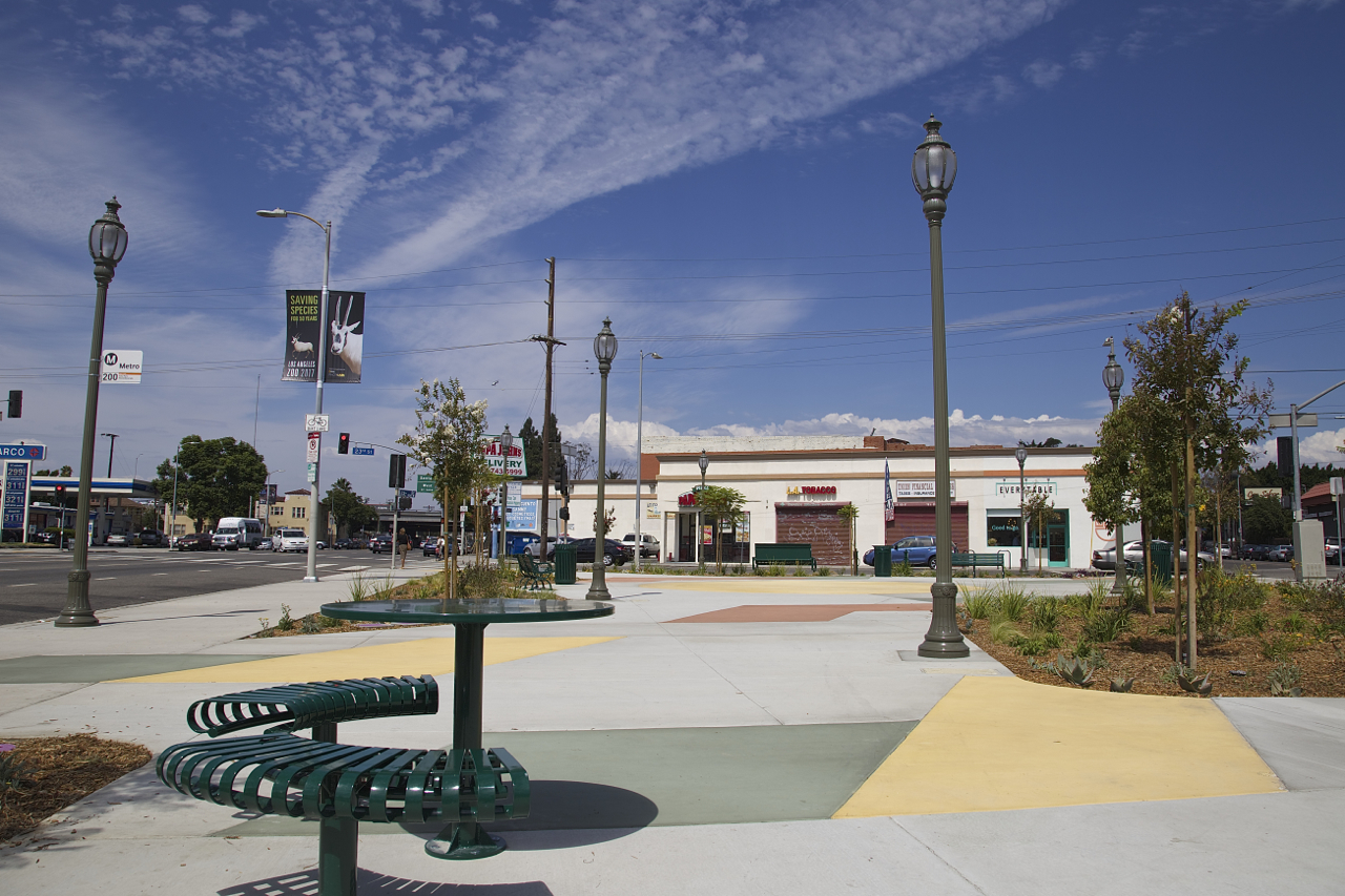One of the tables is absent a bench to allow wheelchair users and those with strollers to use it as well. Sahra Sulaiman/Streetsblog L.A.