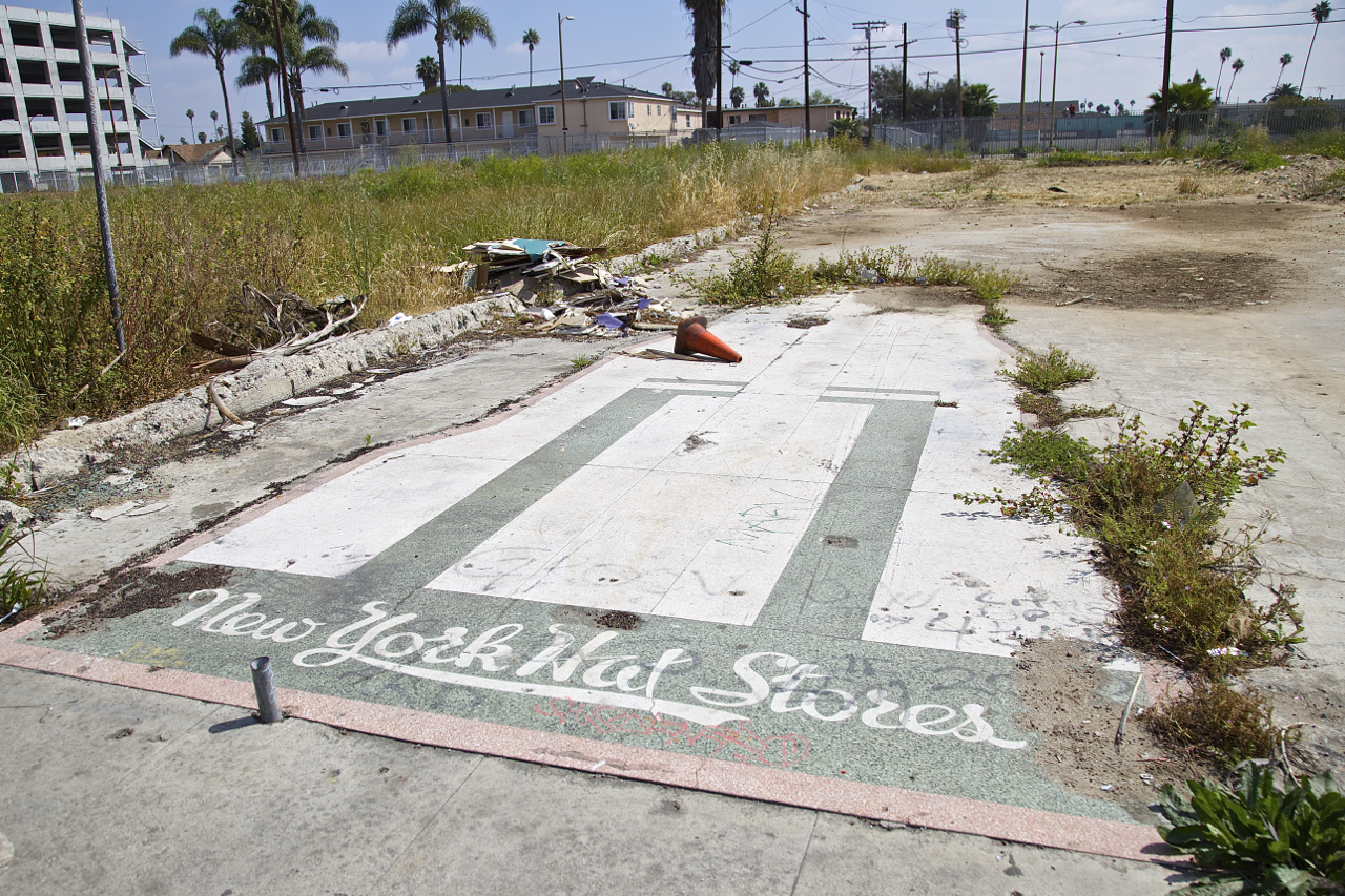 Hints of what once stood on the lot remain. Sahra Sulaiman/Streetsblog L.A.