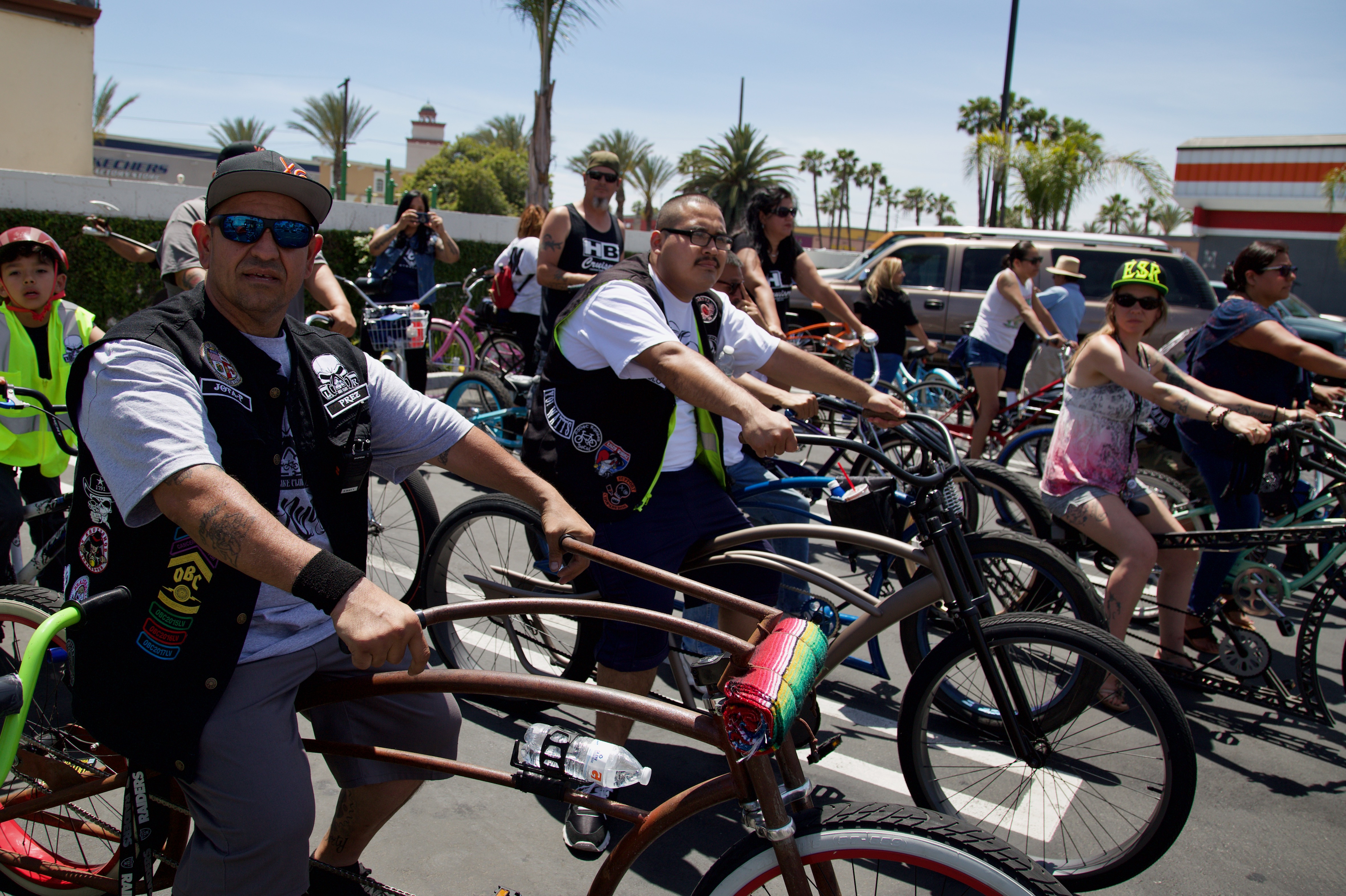 The club lines up to roll out after a lunch stop. Sahra Sulaiman/Streetsblog L.A.