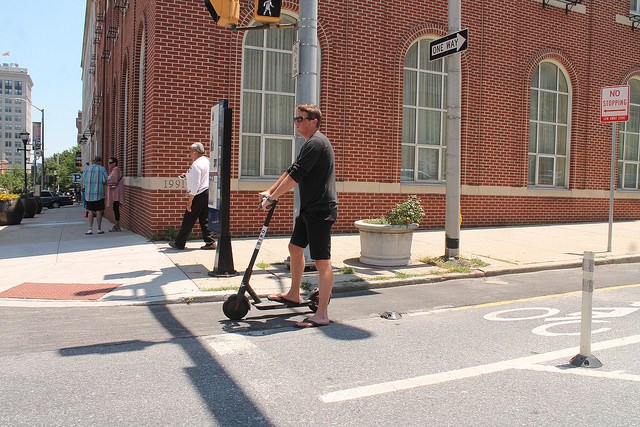 Dual LV tracks in Baltimore, MD - photo: Elvert Barnes