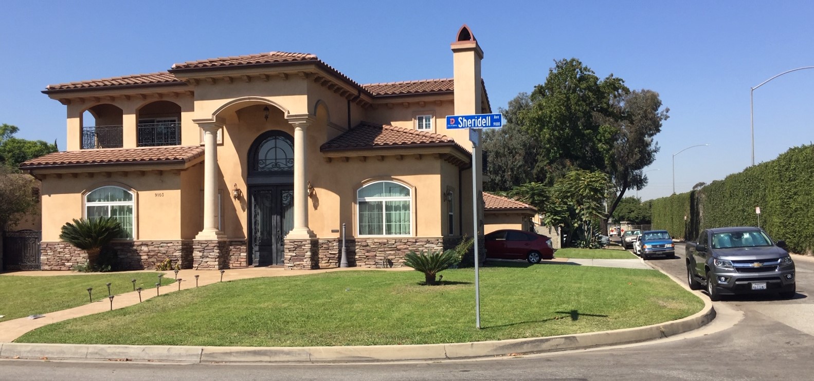 Metro's plan shows fewer homes on the richer, whiter south side of the 5 Freeway. Metro does not appear to be planning to demolish this home - note the 5 Freeway soundwall on the right.