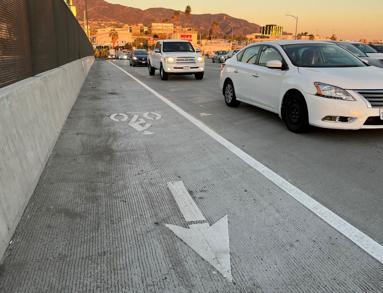 The north side of the new bridge has no sidewalk, but has an unprotected bike lane (where Streetsblog observed two pedestrians walking).