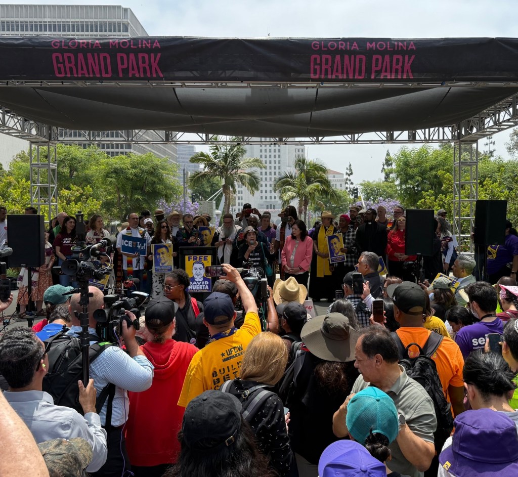 Thousands Peacefully Rally for Release of Labor Leader David Huerta